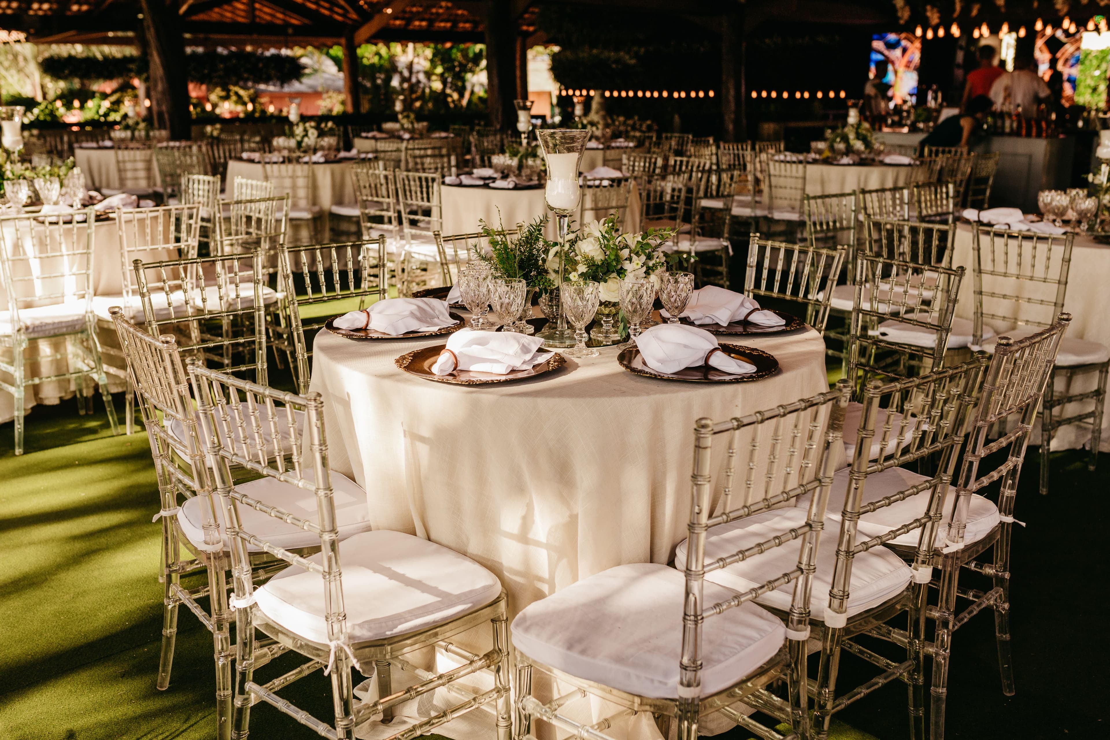 Habillage de la mariée au showroom